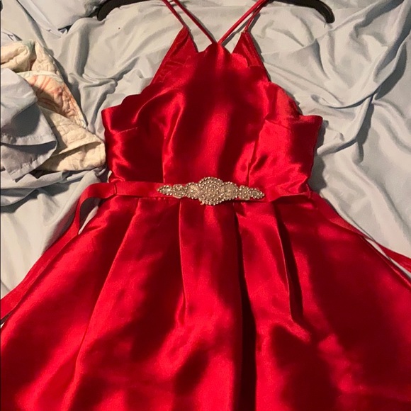 Red high low - Picture 1 of 3